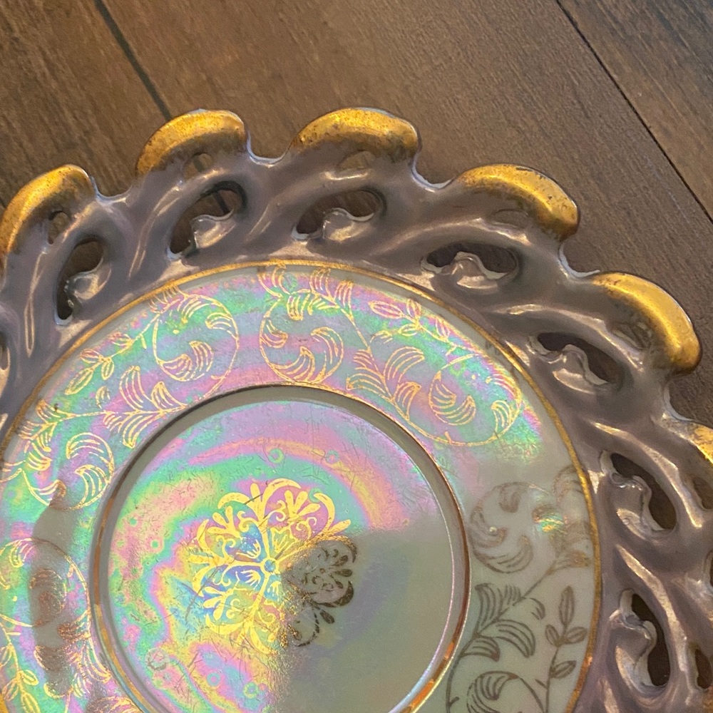 Elegant Iridescent Plate with Gold Details - Picture 4 of 13